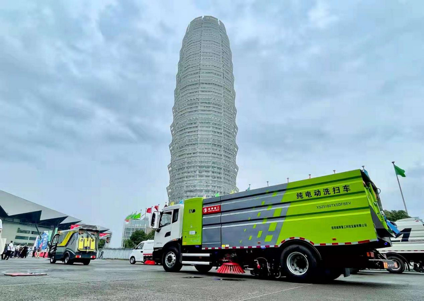 雄獅重工新能源環衛車亮相第六屆河南省城鄉環境衛生設施設備與固體廢棄物處理技術博覽會